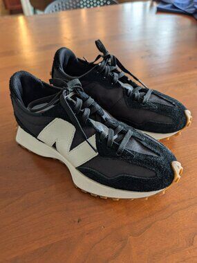 New Balance Womens 327 Black/White 7.5 Medium